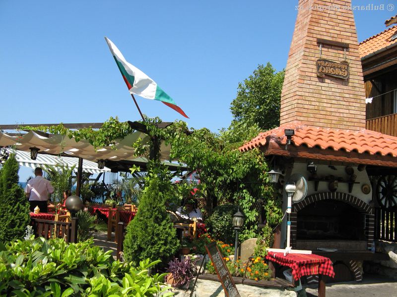 ..\fotky\nesebar restaurace bulharska vlajka 3028.jpg